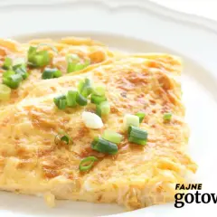 Puszysty omlet z białek, delikatnie złożony i posypany świeżym szczypiorkiem. Idealny lekki posiłek.