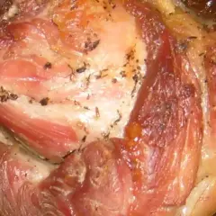 Soczysta golonka w piwie, pieczona do perfekcji, z chrupiącą skórką i aromatycznymi przyprawami.