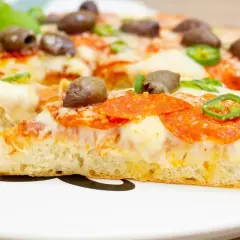 Pyszna, ekspresowa pizza z patelni z pepperoni, oliwkami i papryczką. Idealna na szybki obiad.
