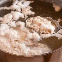 Piana na rosole na drugi dzień, zebrana łyżką, świadczy o bogactwie smaku i tradycji.