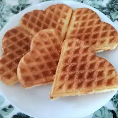 Sześć pysznych gofrów w kształcie serca, idealnych na śniadanie. Ten przepis na gofry jest prosty i szybki.