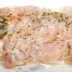 Filety z kurczaka sous vide w ziołach, gotowe do gotowania.
