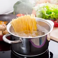 Gotujesz spaghetti? Aby makaron się nie sklejał, dodaj łyżkę oleju do wrzącej wody. Obok smażą się klopsiki.