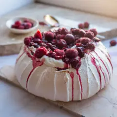Beza z wiśniami, idealna na letnie popołudnie. Pieczona w niskiej temperaturze, by była chrupiąca z zewnątrz i miękka w środku.