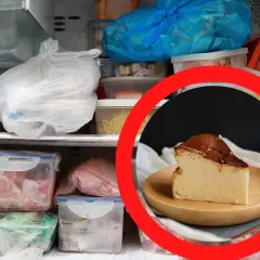 Kawałek sernika na talerzyku, otoczony przez zamrożone jedzenie w zamrażarce. Czy sernik można mrozic? Tak, można go zamrozić.