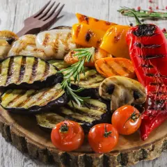 Pyszne warzywa z grilla: bakłażan, papryka, pieczarki, pomidorki i marchewka. Idealne co na grilla!