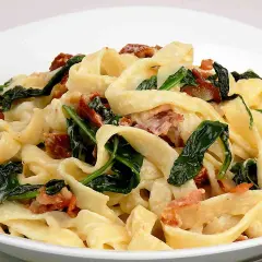 Pappardelle z boczkiem i szpinakiem w kremowym sosie mascarpone. Pyszne danie, które rozpływa się w ustach.