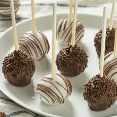 Pyszne cake pops z 3 składników: czekoladowe i białe, w czekoladowej posypce lub z polewą.