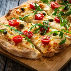 Pyszna pinsa z pomidorkami, rukolą i mozzarellą. Idealny przepis na pinsę dla każdego smakosza.