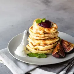 Puszyste racuchy na jogurcie z dżemem figowym, świeżymi figami i miętą.