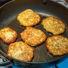 Placki ziemniaczane Ani gotują się na patelni, rumieniąc się apetycznie.