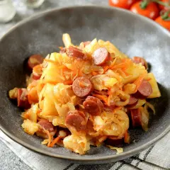 Danie z kapusty z kiełbasą, idealny pomysł na obiad.