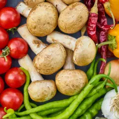 Pomidory, pieczarki, papryka, chili, czosnek i cebula – składniki, które razem tworzą smak umami. Co to jest umami? To piąty smak, głęboki i satysfakcjonujący.