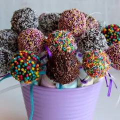 Kolorowe cake pops w wazonie. Idealne na przyjęcie, gdy masz ochotę na coś słodkiego. Prosty cake pops przepis na sukces!