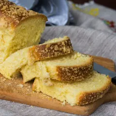 Puszyste ciasto drożdżowe z kruszonką, pokrojone na kromki, czeka na swój przepis. Idealne na śniadanie.