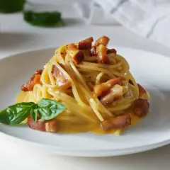 Pyszne spaghetti carbonara, idealne na szybki obiad. Ten przepis na carbonarę zachwyci każdego!