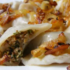 Pyszne pierogi z kurkami, okraszone rumianą cebulką. Idealne na jesienny obiad.