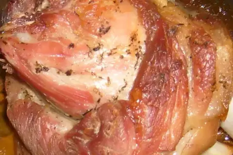 Soczysta golonka w piwie, pieczona do perfekcji, z chrupiącą skórką i aromatycznymi przyprawami.