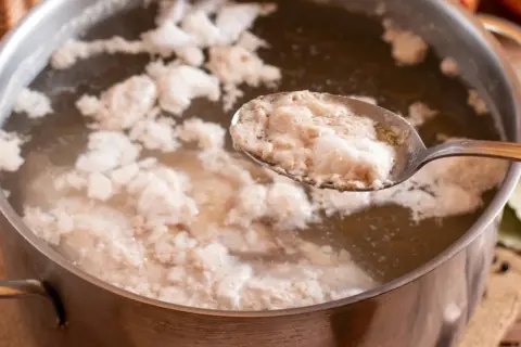 Piana na rosole na drugi dzień, zebrana łyżką, świadczy o bogactwie smaku i tradycji.