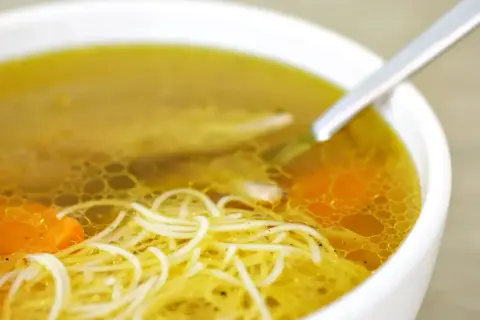 Misternie ugotowany rosół z makaronem i marchewką. Zastanawiasz się, ile kalorii ma rosół? Ten domowy przysmak jest lekki i pożywny.