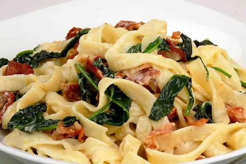 Pappardelle z boczkiem i szpinakiem w kremowym sosie mascarpone. Pyszne danie, które rozpływa się w ustach.