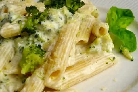 Penne z kremowym sosem i kawałkami brokułów, posypane parmezanem. Pyszne danie, które zachwyci każdego miłośnika makaronu z brokułami.