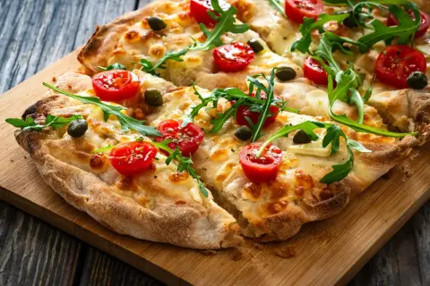 Pyszna pinsa z pomidorkami, rukolą i mozzarellą. Idealny przepis na pinsę dla każdego smakosza.