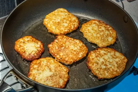 Placki ziemniaczane Ani gotują się na patelni, rumieniąc się apetycznie.