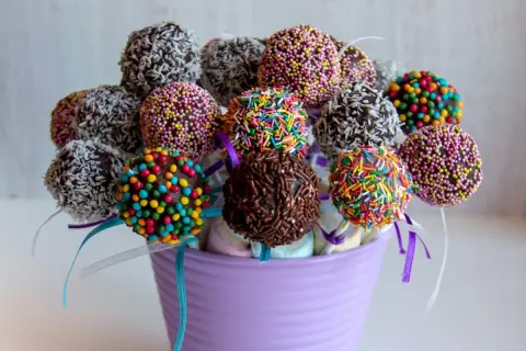 Kolorowe cake pops w wazonie. Idealne na przyjęcie, gdy masz ochotę na coś słodkiego. Prosty cake pops przepis na sukces!