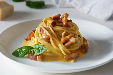 Pyszne spaghetti carbonara, idealne na szybki obiad. Ten przepis na carbonarę zachwyci każdego!