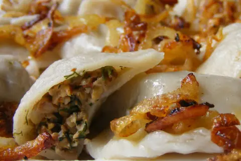 Pyszne pierogi z kurkami, okraszone rumianą cebulką. Idealne na jesienny obiad.