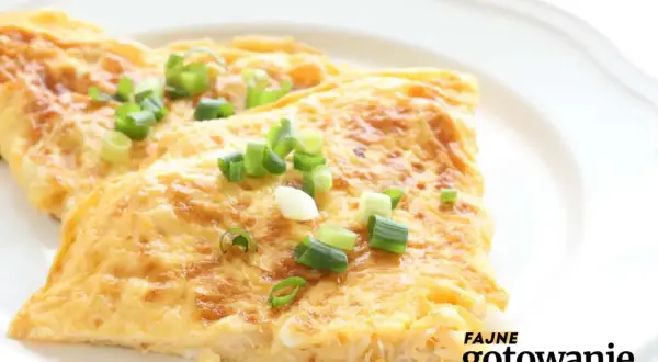 Puszysty omlet z białek, delikatnie złożony i posypany świeżym szczypiorkiem. Idealny lekki posiłek.