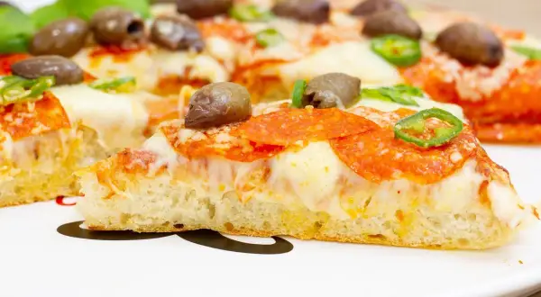 Pyszna, ekspresowa pizza z patelni z pepperoni, oliwkami i papryczką. Idealna na szybki obiad.