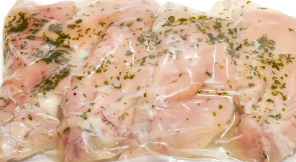 Filety z kurczaka sous vide w ziołach, gotowe do gotowania.