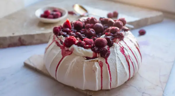 Beza z wiśniami, idealna na letnie popołudnie. Pieczona w niskiej temperaturze, by była chrupiąca z zewnątrz i miękka w środku.