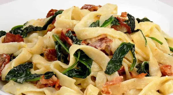 Pappardelle z boczkiem i szpinakiem w kremowym sosie mascarpone. Pyszne danie, które rozpływa się w ustach.