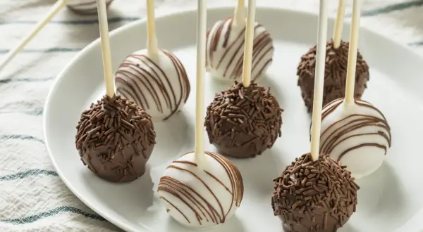 Pyszne cake pops z 3 składników: czekoladowe i białe, w czekoladowej posypce lub z polewą.