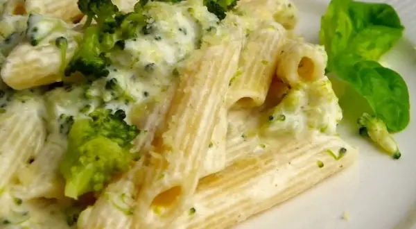 Penne z kremowym sosem i kawałkami brokułów, posypane parmezanem. Pyszne danie, które zachwyci każdego miłośnika makaronu z brokułami.