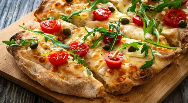 Pyszna pinsa z pomidorkami, rukolą i mozzarellą. Idealny przepis na pinsę dla każdego smakosza.