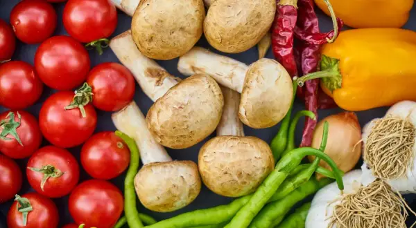 Pomidory, pieczarki, papryka, chili, czosnek i cebula – składniki, które razem tworzą smak umami. Co to jest umami? To piąty smak, głęboki i satysfakcjonujący.