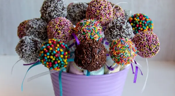 Kolorowe cake pops w wazonie. Idealne na przyjęcie, gdy masz ochotę na coś słodkiego. Prosty cake pops przepis na sukces!