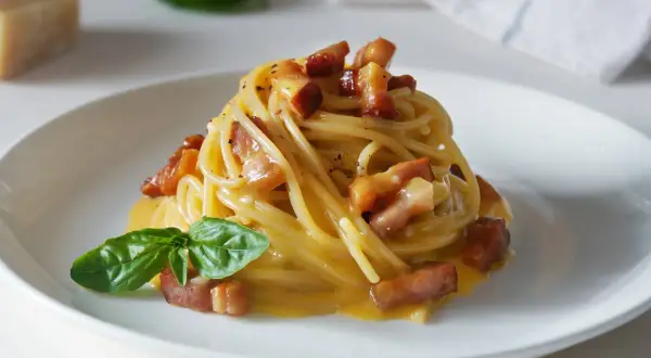 Pyszne spaghetti carbonara, idealne na szybki obiad. Ten przepis na carbonarę zachwyci każdego!