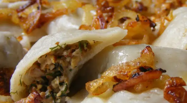 Pyszne pierogi z kurkami, okraszone rumianą cebulką. Idealne na jesienny obiad.