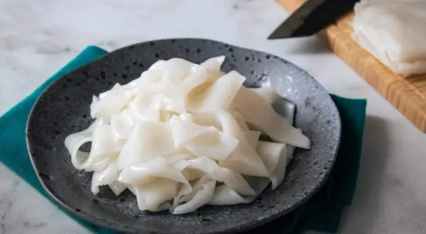 Gotowy do przygotowania pyszny makaron ryżowy. Zobacz, jak zrobić makaron!