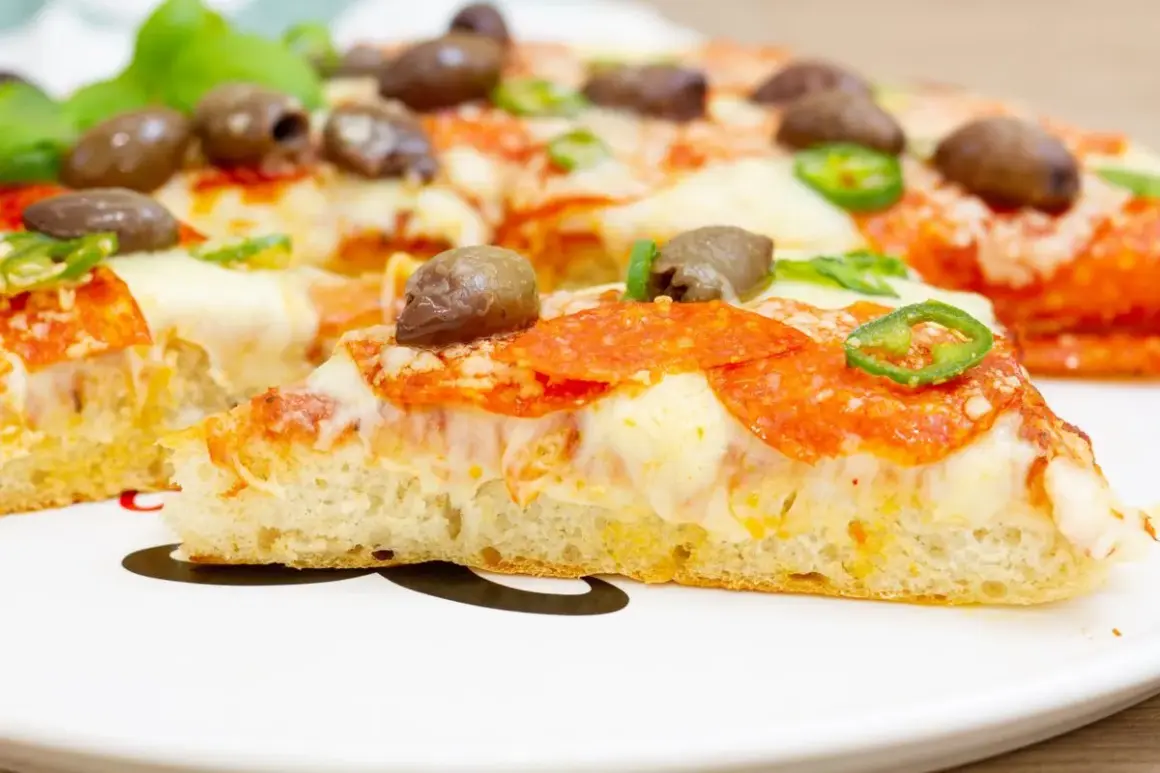 Pyszna, ekspresowa pizza z patelni z pepperoni, oliwkami i papryczką. Idealna na szybki obiad.