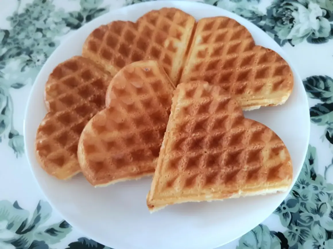 Sześć pysznych gofrów w kształcie serca, idealnych na śniadanie. Ten przepis na gofry jest prosty i szybki.