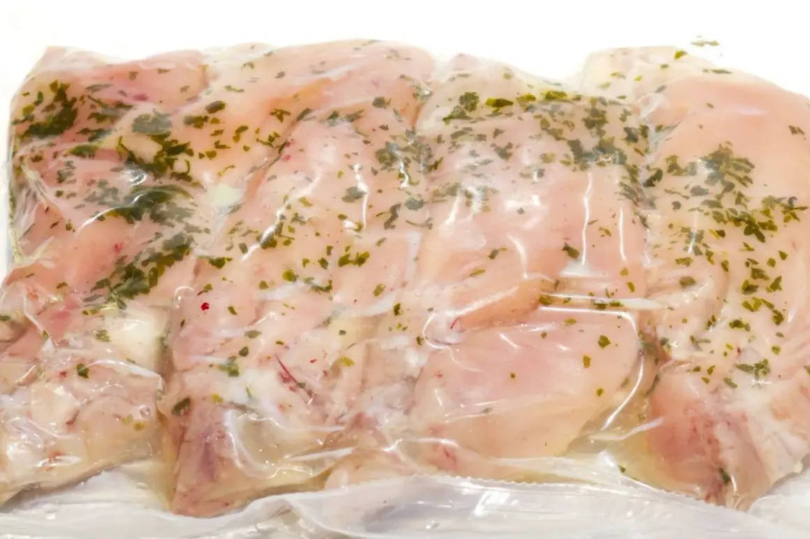 Filety z kurczaka sous vide w ziołach, gotowe do gotowania.