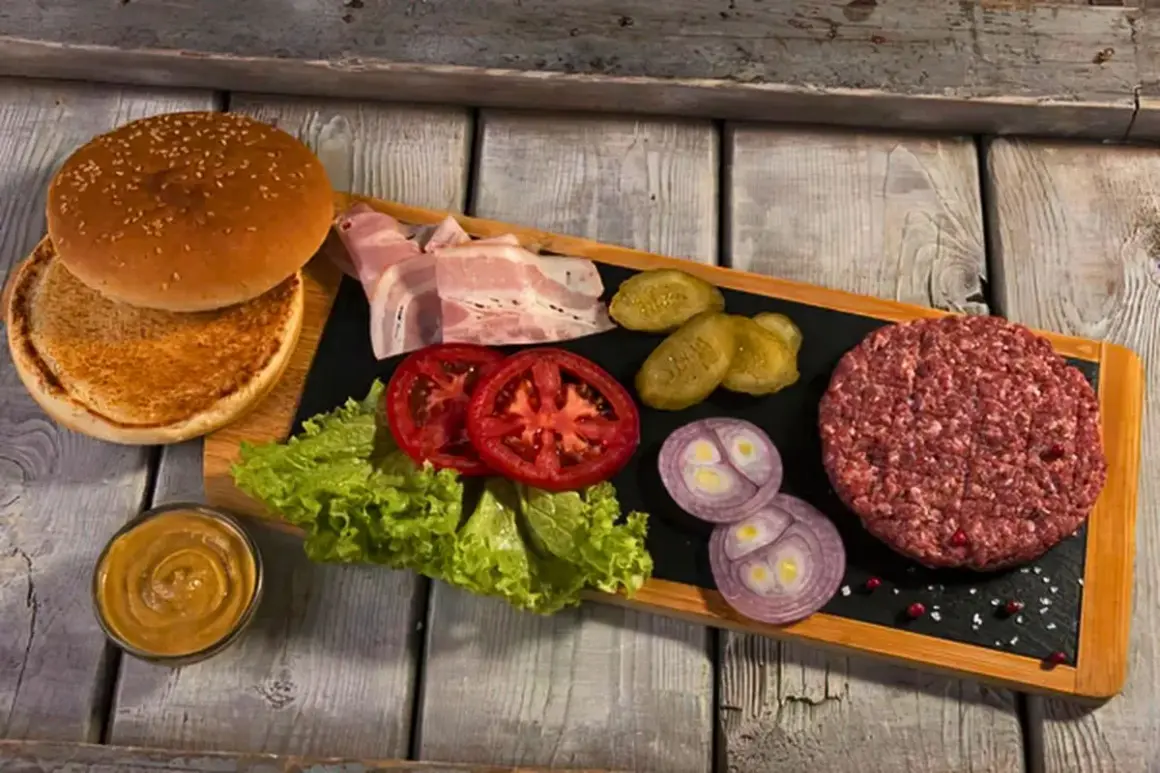 Wszystko, co do burgera: bułka, surowe mięso, boczek, pomidory, sałata, ogórki, cebula i musztarda.