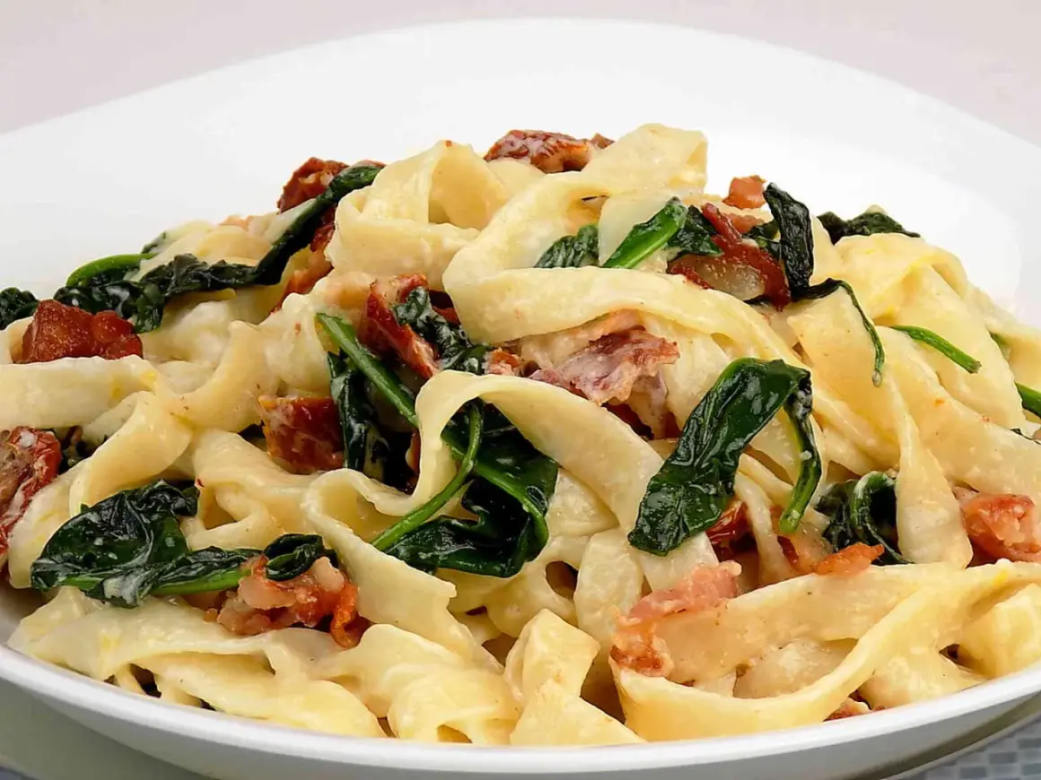 Pappardelle z boczkiem i szpinakiem w kremowym sosie mascarpone. Pyszne danie, które rozpływa się w ustach.