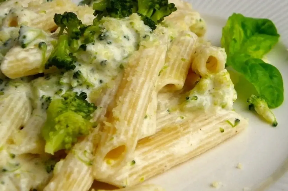Penne z kremowym sosem i kawałkami brokułów, posypane parmezanem. Pyszne danie, które zachwyci każdego miłośnika makaronu z brokułami.